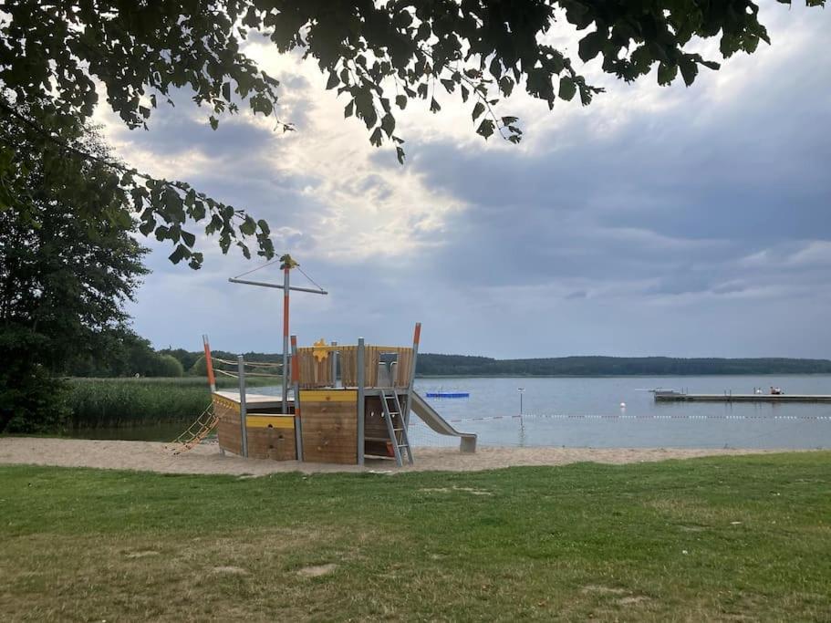 Gemuetliches Holzhaus Am See Warin Exterior foto